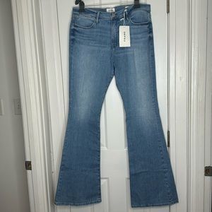 NWT Frame Le High Flare, SZ 32, form fitting hips, full length flare, light wash